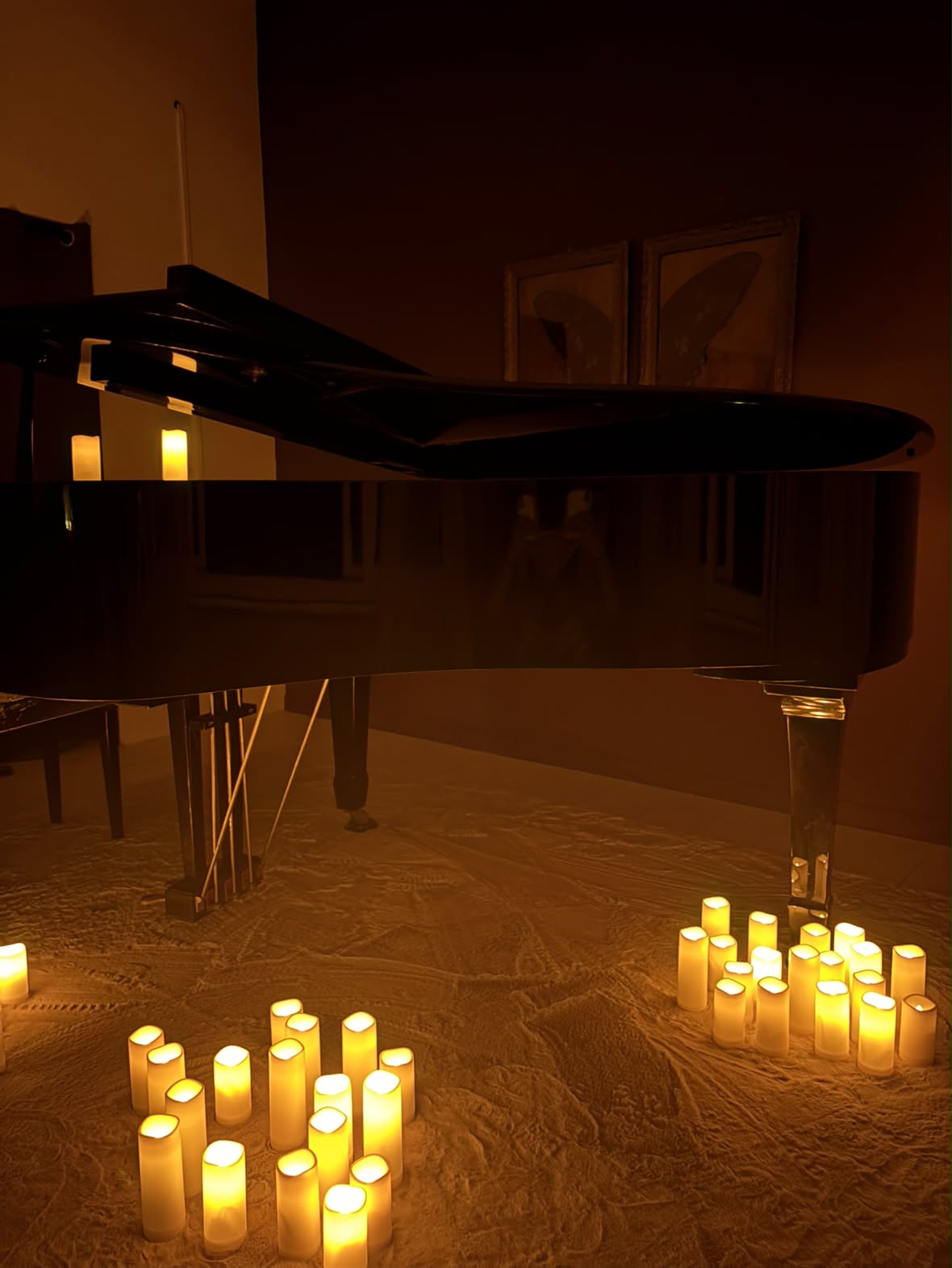 Détail du piano à queue entouré de bougies