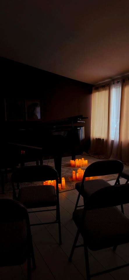 Piano à queue entouré de bougies avant le concert